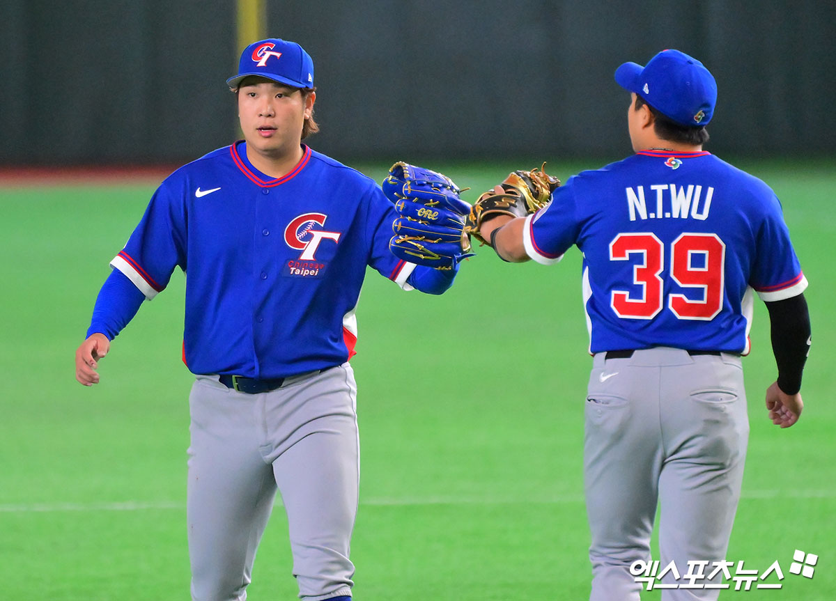 한국 야구가 대만에 덜미를 잡히면서 월드베이스볼클래식(WBC) 8강 진출이 불투명해졌다. 한국은 8일 일본 도쿄돔에서 열린 2026 WBC 조별리그 C조 대만과 경기에서 10회 승부치기 접전 끝에 4-5로 졌다. 1승 2패에 그친 한국은 9일 오후 7시 같은 장소에서 호주(2승)와 조별리그 최종전을 치른다. 만일 호주가 8일 오후 7시 일본(2승)과 경기에서 이기면 한국은 조별리그에서 탈락한다. 호주가 일본에 질 경우, 한국이 9일 호주를 제압하면 한국과 대만, 호주가 2승 2패 동률이 된다. 도쿄, 김한준 기자