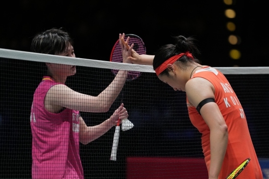 안세영은 8일(한국시간) 영국 버밍엄의 유틸리타 아레나에서 열린 2026 세계배드민턴연맹(BWF) 전영오픈 여자 단식 준결승전에서 천위페이를 2-1(20-22 21-9 21-12)로 꺾었다. 천위페이는 경기 후 지친 기색 속에서도 안세영의 실력과 인성을 치켜세우며 패자의 품격을 보여줬다. 중국 넷이즈에 따르면 천위페이는 안세영에 대해 코트 밖에선 매우 겸손하지만 코트 위에서의 압도적인 존재감은 배울 점이 많고 이미 많은 업적을 달성해 역사를 만들었음에도 언제나처럼 경기를 승리로 이끄는 점이 존경스럽고 배우고 싶다며 찬사를 보냈다. 연합뉴스