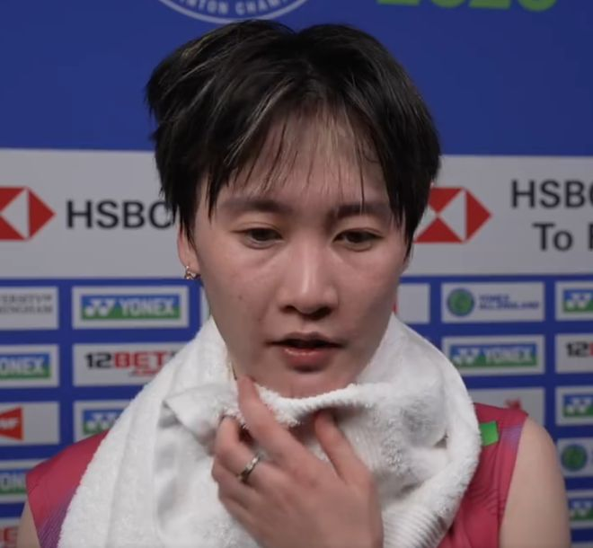 안세영은 8일(한국시간) 영국 버밍엄의 유틸리타 아레나에서 열린 2026 세계배드민턴연맹(BWF) 전영오픈 여자 단식 준결승전에서 천위페이를 2-1(20-22 21-9 21-12)로 꺾었다. 천위페이는 경기 후 지친 기색 속에서도 안세영의 실력과 인성을 치켜세우며 패자의 품격을 보여줬다. 중국 넷이즈에 따르면 천위페이는 안세영에 대해 코트 밖에선 매우 겸손하지만 코트 위에서의 압도적인 존재감은 배울 점이 많고 이미 많은 업적을 달성해 역사를 만들었음에도 언제나처럼 경기를 승리로 이끄는 점이 존경스럽고 배우고 싶다며 찬사를 보냈다. 넷이즈