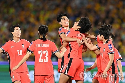 대한민국 여자 축구 국가대표팀이 여자 아시안컵 개최국이자 세계적 강호 호주와 무승부를 거두고 조 1위로 8강에 올랐다. 신상우 감독이 이끄는 한국은 8일(한국시간) 호주 시드니에 위치한 아코르 스타디움에서 열린 호주와의 2026 아시아축구연맹(AFC) 여자 아시안컵 조별리그 A조 3차전에서 3-3 무승부를 기록했다. 이로써 앞서 이란과 필리핀을 연파했던 한국은 조별리그를 2승1무 무패, 승점 7로 마쳤다. 호주와 승점 동률을 이뤘으나 골득실에서 1골 앞서며 조 1위로 8강에 올랐다. 연합뉴스