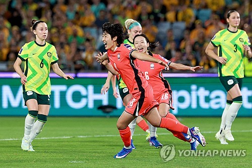 대한민국 여자 축구 국가대표팀이 여자 아시안컵 개최국이자 세계적 강호 호주와 무승부를 거두고 조 1위로 8강에 올랐다. 신상우 감독이 이끄는 한국은 8일(한국시간) 호주 시드니에 위치한 아코르 스타디움에서 열린 호주와의 2026 아시아축구연맹(AFC) 여자 아시안컵 조별리그 A조 3차전에서 3-3 무승부를 기록했다. 이로써 앞서 이란과 필리핀을 연파했던 한국은 조별리그를 2승1무 무패, 승점 7로 마쳤다. 호주와 승점 동률을 이뤘으나 골득실에서 1골 앞서며 조 1위로 8강에 올랐다. 연합뉴스