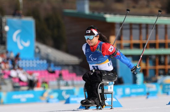 한국 장애인 스포츠의 간판 스타 김윤지(BDH파라스)가 한국 여자 선수 최초로 동계 패럴림픽 개인전에서 금메달을 목에 걸었다. 김윤지는 8일(한국시간) 이탈리아 테세로 크로스컨트리 스타디움에서 열린 2026 밀라노·코르티나담페초 동계 패럴림픽 바이애슬론 여자 스프린트 좌식 12.5㎞에서 38분00초1의 기록으로 가장 먼저 결승선을 통과했다. 한국 여자 선수가 동계 패럴림픽 개인 종목에서 메달을 따낸 건 이번이 처음이며, 한국은 지난 2018 평창 대회 때 신의현의 크로스컨트리 스키 남자 클래식 좌식 7.5km 우승 이후 8년 만에 동계 패럴림픽 금메달을 얻었다. 연합뉴스