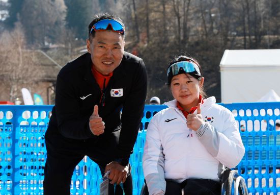 한국 장애인 스포츠의 간판 스타 김윤지(BDH파라스)가 한국 여자 선수 최초로 동계 패럴림픽 개인전에서 금메달을 목에 걸었다. 김윤지는 8일(한국시간) 이탈리아 테세로 크로스컨트리 스타디움에서 열린 2026 밀라노·코르티나담페초 동계 패럴림픽 바이애슬론 여자 스프린트 좌식 12.5㎞에서 38분00초1의 기록으로 가장 먼저 결승선을 통과했다. 한국 여자 선수가 동계 패럴림픽 개인 종목에서 메달을 따낸 건 이번이 처음이며, 한국은 지난 2018 평창 대회 때 신의현의 크로스컨트리 스키 남자 클래식 좌식 7.5km 우승 이후 8년 만에 동계 패럴림픽 금메달을 얻었다. 연합뉴스
