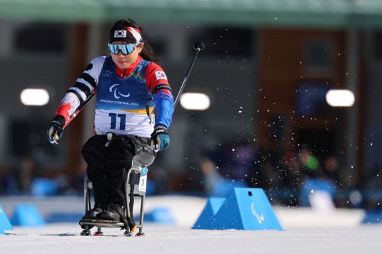 한국 장애인 스포츠의 간판 스타 김윤지(BDH파라스)가 한국 여자 선수 최초로 동계 패럴림픽 개인전에서 금메달을 목에 걸었다. 김윤지는 8일(한국시간) 이탈리아 테세로 크로스컨트리 스타디움에서 열린 2026 밀라노·코르티나담페초 동계 패럴림픽 바이애슬론 여자 스프린트 좌식 12.5㎞에서 38분00초1의 기록으로 가장 먼저 결승선을 통과했다. 한국 여자 선수가 동계 패럴림픽 개인 종목에서 메달을 따낸 건 이번이 처음이며, 한국은 지난 2018 평창 대회 때 신의현의 크로스컨트리 스키 남자 클래식 좌식 7.5km 우승 이후 8년 만에 동계 패럴림픽 금메달을 얻었다. 연합뉴스