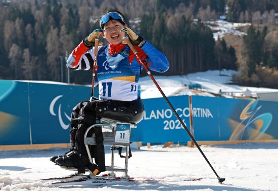 한국 장애인 스포츠의 간판 스타 김윤지(BDH파라스)가 한국 여자 선수 최초로 동계 패럴림픽 개인전에서 금메달을 목에 걸었다. 김윤지는 8일(한국시간) 이탈리아 테세로 크로스컨트리 스타디움에서 열린 2026 밀라노·코르티나담페초 동계 패럴림픽 바이애슬론 여자 스프린트 좌식 12.5㎞에서 38분00초1의 기록으로 가장 먼저 결승선을 통과했다. 한국 여자 선수가 동계 패럴림픽 개인 종목에서 메달을 따낸 건 이번이 처음이며, 한국은 지난 2018 평창 대회 때 신의현의 크로스컨트리 스키 남자 클래식 좌식 7.5km 우승 이후 8년 만에 동계 패럴림픽 금메달을 얻었다. 연합뉴스