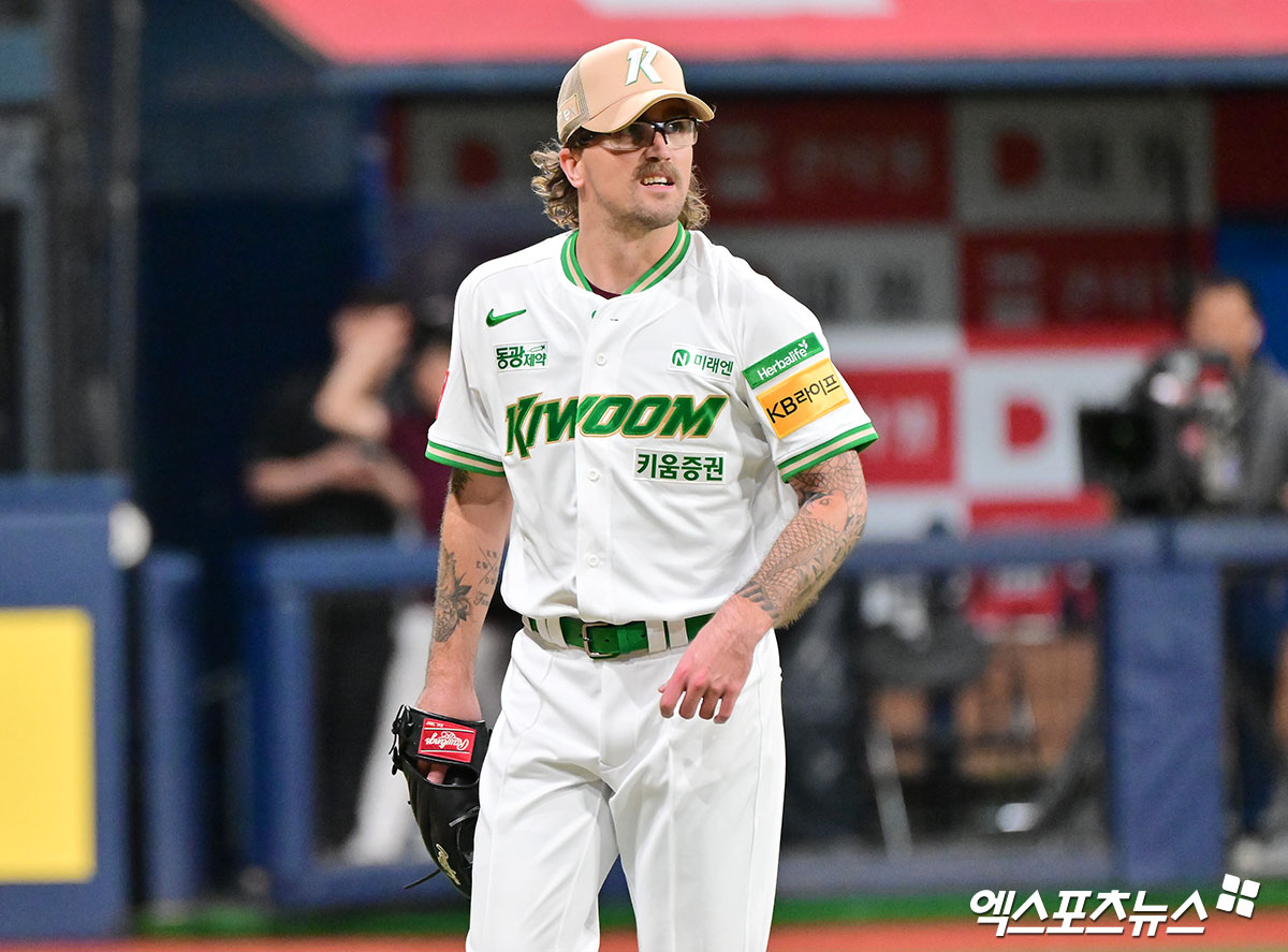 22일 오후 서울 구로구 고척스카이돔에서 열린 '2025 신한 SOL Bank KBO리그' 롯데 자이언츠와 키움 히어로즈의 경기, 4회초 수비를 마친 키움 웰스가 더그아웃으로 향하고 있다. 엑스포츠뉴스 DB