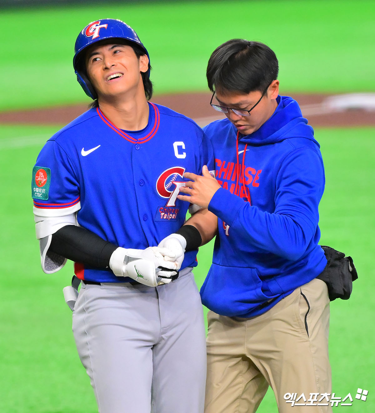 지난 5일 오후 일본 도쿄돔에서 열린 2026 월드베이스볼클래식(WBC) C조 대만과 호주의 경기, 6회초 2사 1루 대만 천제셴이 사구에 맞은 후 고통스러워하고 있다. 엑스포츠뉴스 DB