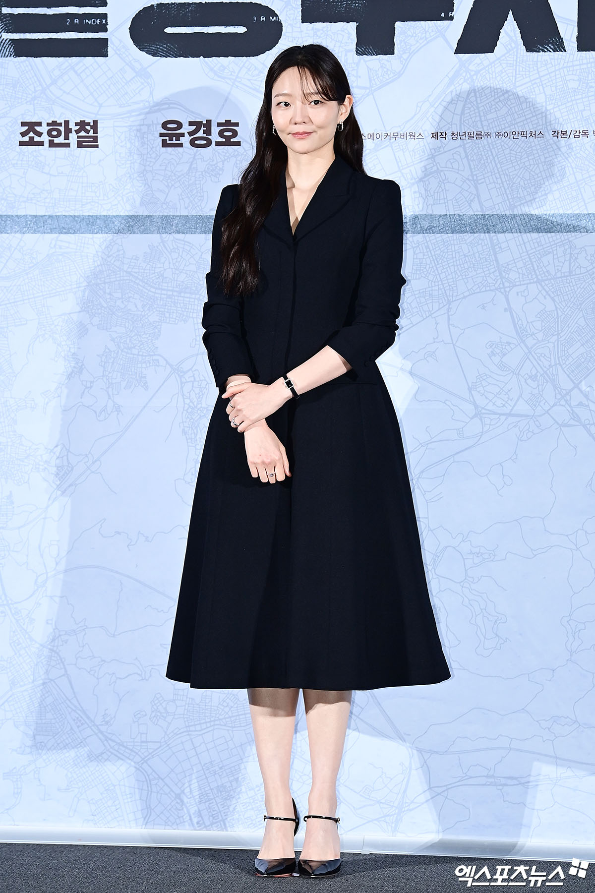 머리부터 발 끝까지 올 블랙