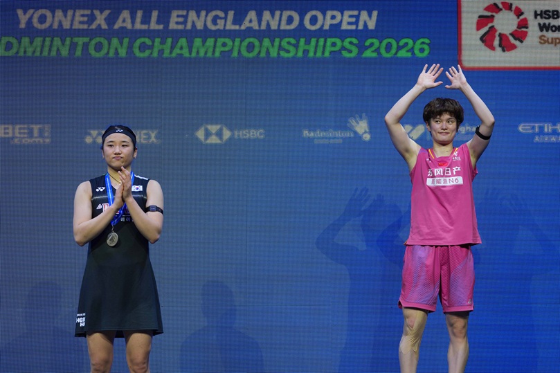 안세영(왼쪽)이 지난 8일 영국 버밍엄의 유틸리타 아레나에서 열린 2026 세계배드민턴연맹(BWF) 월드투어 슈퍼 1000 전영오픈 결승에서 세계랭킹 2위 중국의 왕즈이에 게임 스코어 0-2로 패한 뒤 준우승 메달을 목에 건 모습. 사진 연합뉴스