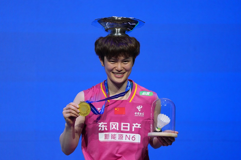 배드민턴 여자 단식 세계랭킹 2위 중국의 왕즈위가 지난 8일 영국 버밍엄의 유틸리타 아레나에서 열린 2026 세계배드민턴연맹(BWF) 월드투어 슈퍼 1000 전영오픈 결승에서 안세영을 꺾고 우승을 차지했다. 사진 연합뉴스