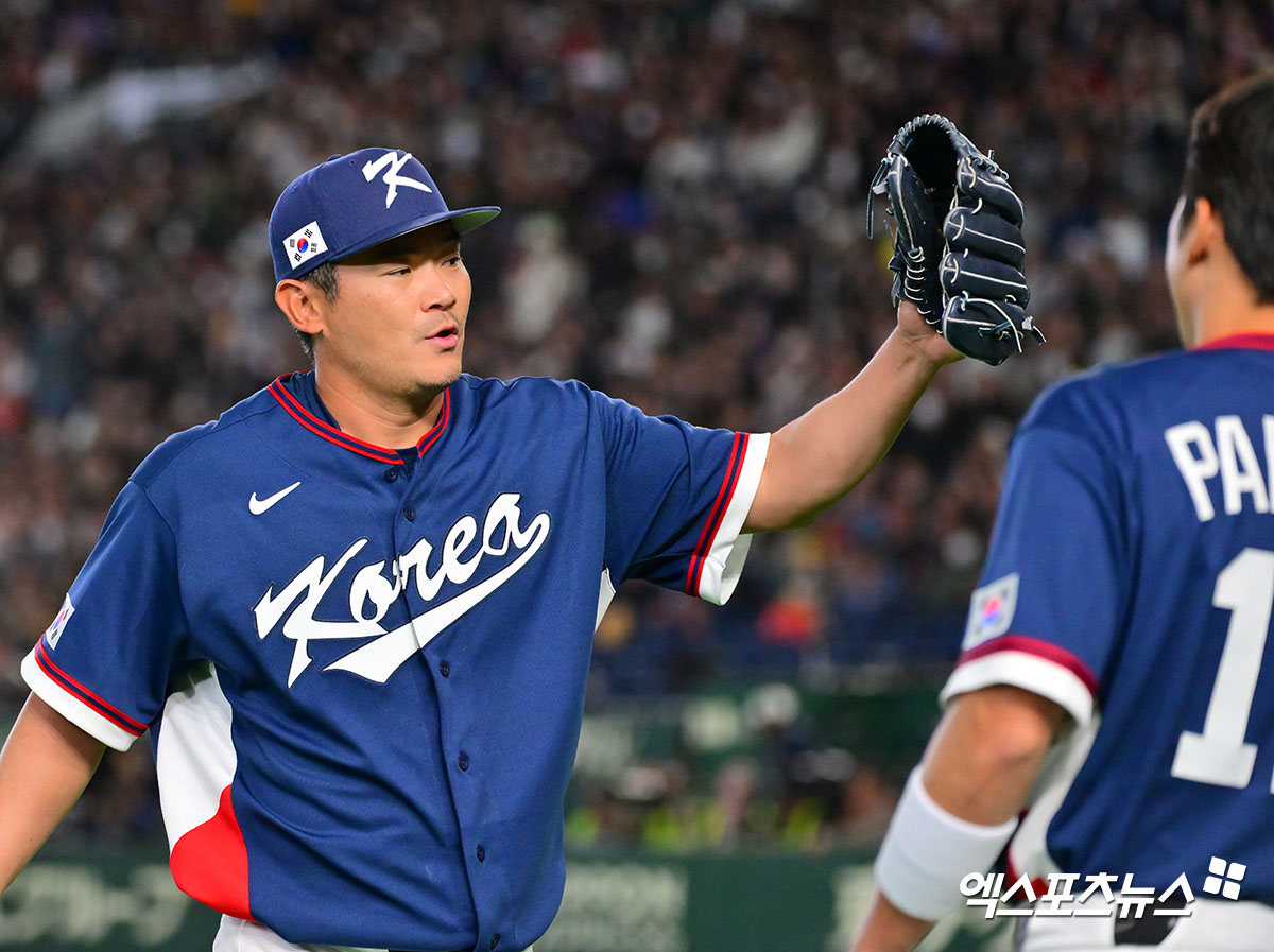 손주영은 9일 일본 도쿄의 도쿄돔에서 열린 2026 월드베이스볼클래식(WBC) C조 조별리그 호주전에 선발 등판, 1이닝 1피안타 1볼넷 무실점을 기록했으나 2회말 시작 직전 갑작스럽게 몸에 이상을 느끼고 마운드를 내려갔다. KBO 관계자는 '(손주영이) 팔꿈치에 불편함을 느껴 교체했다'고 설명했다. 다행히 구원 등판한 노경은이 2회를 무실점을 틀어막았다. 도쿄, 김한준 기자