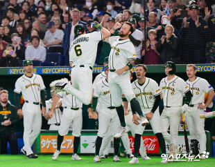 기뻐하는 호주[포토]