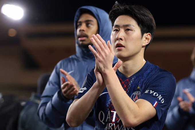 유럽 축구 이적시장 소식에 정통한 벨기에 기자 사샤 타볼리에리는 8일 '스카이스포츠' 스위스판을 통해 이강인을 둘러싼 상황을 언급하며 여름 이적시장에서 중요한 이름이 될 수 있다고 전망했다. 그는 '아틀레티코 마드리드가 이강인 영입을 추진하고 있다'고 전하며 'PSG는 이미 이적료 기준선을 정해둔 것으로 전해졌다'고 보도했다. 보도에 따르면 이미 물밑 접촉도 이루어졌다. 최근 이강인의 에이전트가 마드리드를 방문해 아틀레티코 구단 수뇌부와 만나 여름 이적시장 가능성에 대해 논의했다는 주장이다. 공식 협상 단계까지는 아니지만 선수 측과 스페인 구단 사이에서 사전 탐색이 진행됐다는 점에서 향후 협상 가능성을 완전히 배제할 수 없다는 분석이 뒤따르고 있다. 이강인은 올시즌 벌써 33경기에 출전해 4골 3도움을 기록했다. 다만 현재 팀 내 역할은 확고한 주전이라기보다는 로테이션 멤버에 가깝다보니 이적설이 끝 없이 흘러나오고 있다. 연합뉴스