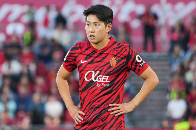 유럽 축구 이적시장 소식에 정통한 벨기에 기자 사샤 타볼리에리는 8일 '스카이스포츠' 스위스판을 통해 이강인을 둘러싼 상황을 언급하며 여름 이적시장에서 중요한 이름이 될 수 있다고 전망했다. 그는 '아틀레티코 마드리드가 이강인 영입을 추진하고 있다'고 전하며 'PSG는 이미 이적료 기준선을 정해둔 것으로 전해졌다'고 보도했다. 보도에 따르면 이미 물밑 접촉도 이루어졌다. 최근 이강인의 에이전트가 마드리드를 방문해 아틀레티코 구단 수뇌부와 만나 여름 이적시장 가능성에 대해 논의했다는 주장이다. 공식 협상 단계까지는 아니지만 선수 측과 스페인 구단 사이에서 사전 탐색이 진행됐다는 점에서 향후 협상 가능성을 완전히 배제할 수 없다는 분석이 뒤따르고 있다. 이강인은 올시즌 벌써 33경기에 출전해 4골 3도움을 기록했다. 다만 현재 팀 내 역할은 확고한 주전이라기보다는 로테이션 멤버에 가깝다보니 이적설이 끝 없이 흘러나오고 있다. 연합뉴스