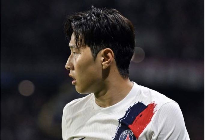 유럽 축구 이적시장 소식에 정통한 벨기에 기자 사샤 타볼리에리는 8일 '스카이스포츠' 스위스판을 통해 이강인을 둘러싼 상황을 언급하며 여름 이적시장에서 중요한 이름이 될 수 있다고 전망했다. 그는 '아틀레티코 마드리드가 이강인 영입을 추진하고 있다'고 전하며 'PSG는 이미 이적료 기준선을 정해둔 것으로 전해졌다'고 보도했다. 보도에 따르면 이미 물밑 접촉도 이루어졌다. 최근 이강인의 에이전트가 마드리드를 방문해 아틀레티코 구단 수뇌부와 만나 여름 이적시장 가능성에 대해 논의했다는 주장이다. 공식 협상 단계까지는 아니지만 선수 측과 스페인 구단 사이에서 사전 탐색이 진행됐다는 점에서 향후 협상 가능성을 완전히 배제할 수 없다는 분석이 뒤따르고 있다. 이강인은 올시즌 벌써 33경기에 출전해 4골 3도움을 기록했다. 다만 현재 팀 내 역할은 확고한 주전이라기보다는 로테이션 멤버에 가깝다보니 이적설이 끝 없이 흘러나오고 있다. 연합뉴스