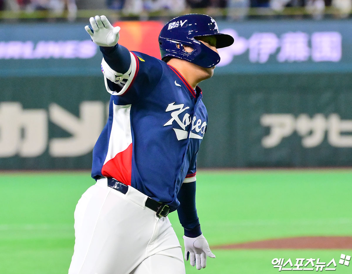 9일 오후 일본 도쿄돔에서 열린 2026 월드베이스볼클래식(WBC) C조 한국과 호주의 경기, 2회초 무사 1루 한국 문보경이 투런 홈런을 날린 후 기뻐하고 있다. 도쿄, 김한준 기자