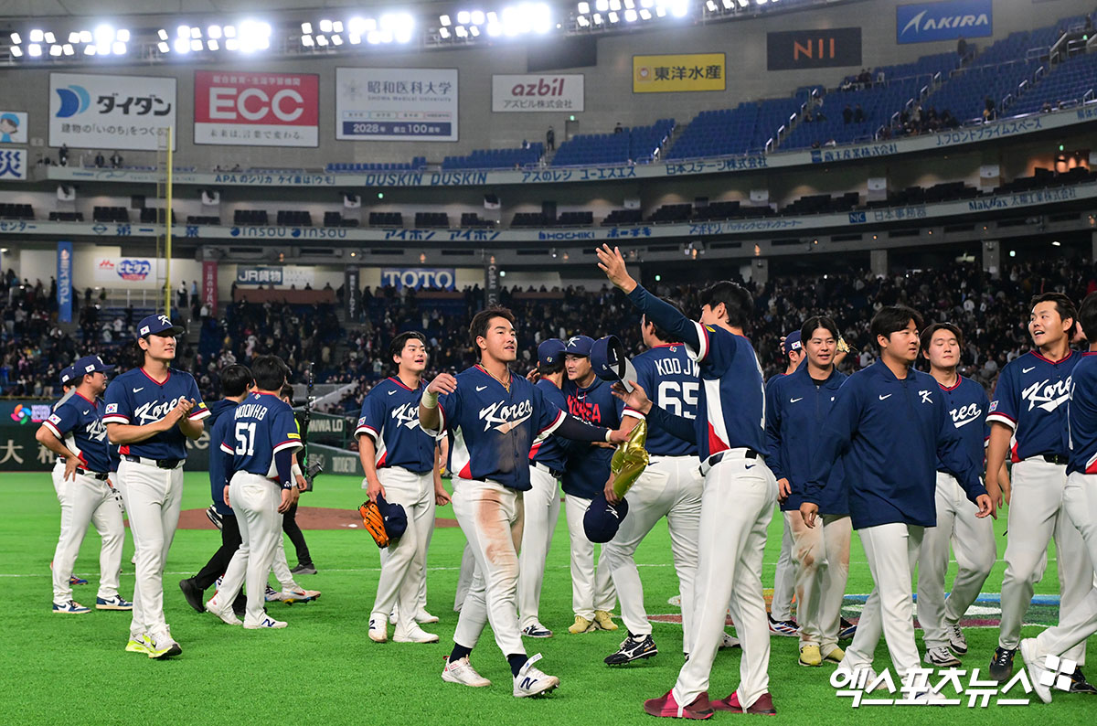 9일 오후 일본 도쿄돔에서 열린 2026 월드베이스볼클래식(WBC) C조 한국과 호주의 경기, 한국이 호주에 7:2로 승리하며 17년 만에 대회 2라운드 진출에 성공했다.  한국 선수들이 기뻐하고 있다. 도쿄, 김한준 기자