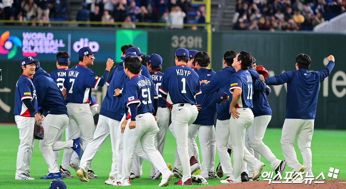 9일 오후 일본 도쿄돔에서 열린 2026 월드베이스볼클래식(WBC) C조 한국과 호주의 경기, 한국이 호주에 7:2로 승리하며 17년 만에 대회 2라운드 진출에 성공했다.  한국 선수들이 기뻐하고 있다. 도쿄, 김한준 기자