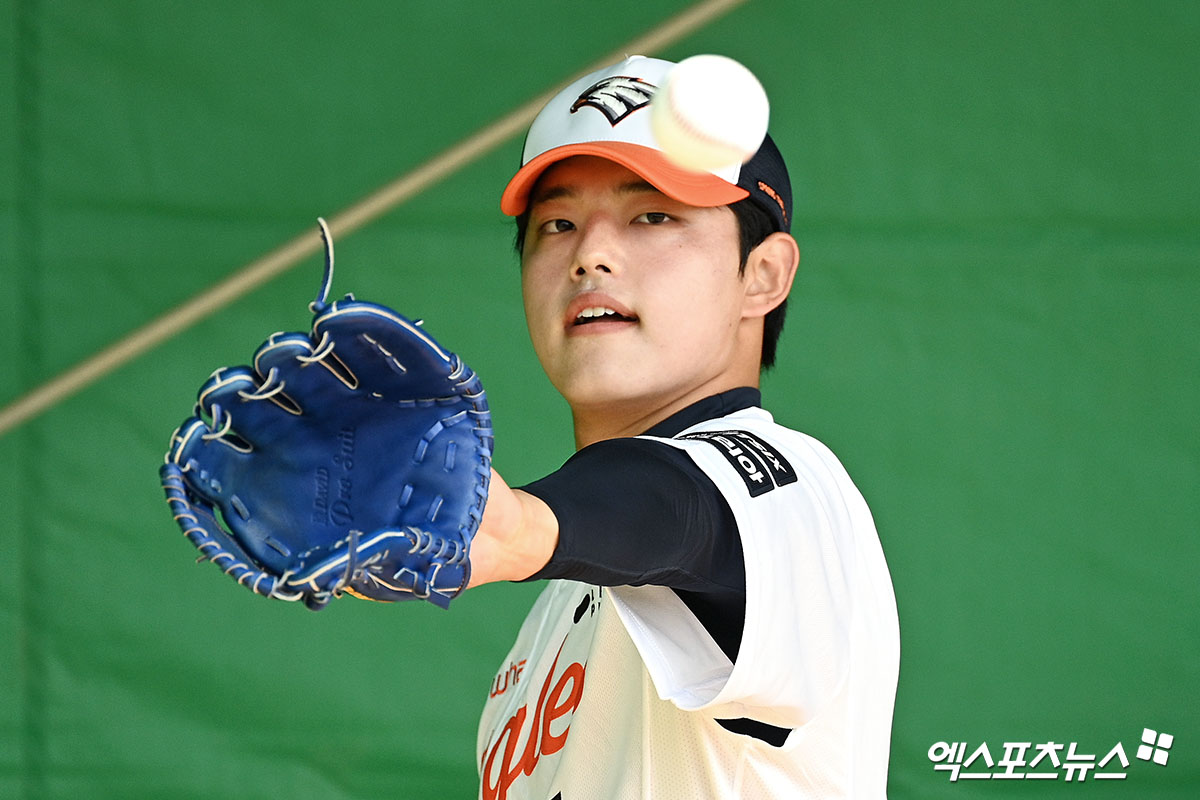 21일 일본 오키나와 고친다 구장에서 진행된 한화 이글스 2차 스프링캠프, 한화 문동주가 불펜 피칭을 준비하고 있다. 엑스포츠뉴스 DB