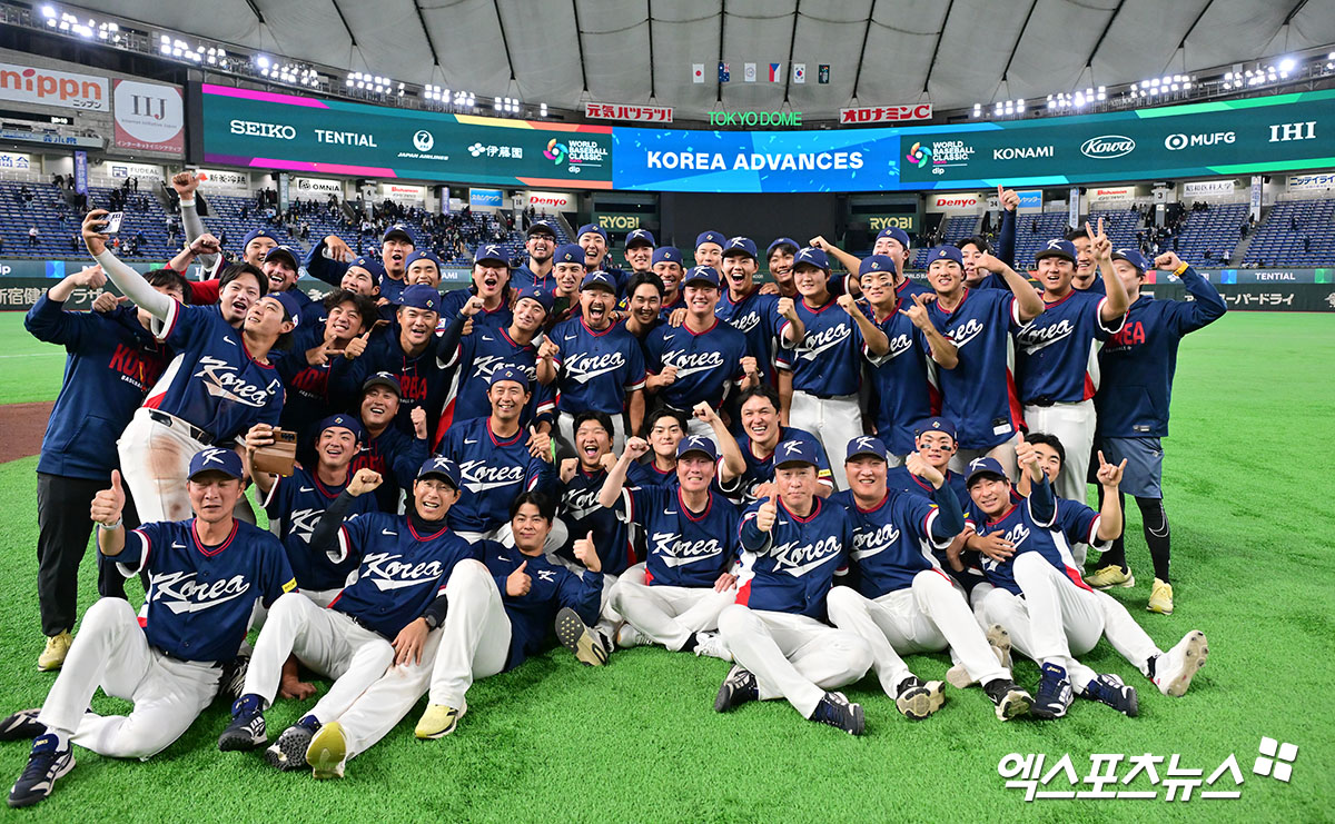 9일 오후 일본 도쿄돔에서 열린 2026 월드베이스볼클래식(WBC) C조 한국과 호주의 경기, 한국이 호주에 7:2로 승리하며 17년 만에 대회 2라운드 진출에 성공했다.  한국 선수단이 기뻐하고 있다. 도쿄, 김한준 기자