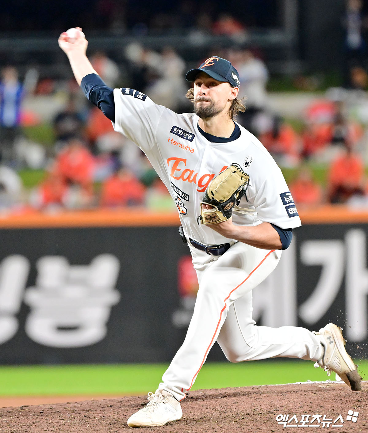 24일 오후 대전 한화생명 볼파크에서 열린 '2025 신한 SOL Bank KBO 포스트시즌' 삼성 라이온즈와 한화 이글스의 플레이오프 5차전 경기, 6회초 한화 와이스가 공을 힘차게 던지고 있다. 엑스포츠뉴스 DB