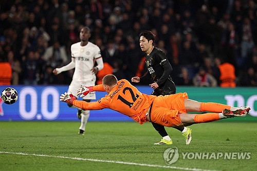 파리 생제르맹(PSG) 이강인이 골망을 흔들었으나 오프사이드로 인해 취소되는 불운을 겪었다. 루이스 엔리케 감독이 이끄는 PSG는 12일(한국시간) 프랑스 파리의 파르크 데 프랭스에서 열린 2025-2026시즌 유럽축구연맹(UEFA) 챔피언스리그 16강 1차전 홈 경기에서 첼시에 5-2 대승을 거뒀다. 이강인은 후반 45분 상대 수비진의 실수를 틈타 문전에서 깔끔한 오른발 슈팅으로 골망을 흔들었으나 비디오판독(VAR) 결과 패스를 건넨 멘데스의 위치가 간발의 차로 오프사이드가 선언되며 공식 득점으로 기록되지는 못했다. 연합뉴스