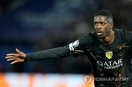 파리 생제르맹(PSG) 이강인이 골망을 흔들었으나 오프사이드로 인해 취소되는 불운을 겪었다. 루이스 엔리케 감독이 이끄는 PSG는 12일(한국시간) 프랑스 파리의 파르크 데 프랭스에서 열린 2025-2026시즌 유럽축구연맹(UEFA) 챔피언스리그 16강 1차전 홈 경기에서 첼시에 5-2 대승을 거뒀다. 이강인은 후반 45분 상대 수비진의 실수를 틈타 문전에서 깔끔한 오른발 슈팅으로 골망을 흔들었으나 비디오판독(VAR) 결과 패스를 건넨 멘데스의 위치가 간발의 차로 오프사이드가 선언되며 공식 득점으로 기록되지는 못했다. 연합뉴스