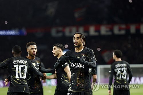 파리 생제르맹(PSG) 이강인이 골망을 흔들었으나 오프사이드로 인해 취소되는 불운을 겪었다. 루이스 엔리케 감독이 이끄는 PSG는 12일(한국시간) 프랑스 파리의 파르크 데 프랭스에서 열린 2025-2026시즌 유럽축구연맹(UEFA) 챔피언스리그 16강 1차전 홈 경기에서 첼시에 5-2 대승을 거뒀다. 이강인은 후반 45분 상대 수비진의 실수를 틈타 문전에서 깔끔한 오른발 슈팅으로 골망을 흔들었으나 비디오판독(VAR) 결과 패스를 건넨 멘데스의 위치가 간발의 차로 오프사이드가 선언되며 공식 득점으로 기록되지는 못했다. 연합뉴스