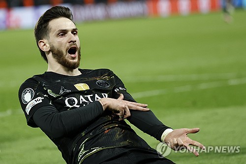 파리 생제르맹(PSG) 이강인이 골망을 흔들었으나 오프사이드로 인해 취소되는 불운을 겪었다. 루이스 엔리케 감독이 이끄는 PSG는 12일(한국시간) 프랑스 파리의 파르크 데 프랭스에서 열린 2025-2026시즌 유럽축구연맹(UEFA) 챔피언스리그 16강 1차전 홈 경기에서 첼시에 5-2 대승을 거뒀다. 이강인은 후반 45분 상대 수비진의 실수를 틈타 문전에서 깔끔한 오른발 슈팅으로 골망을 흔들었으나 비디오판독(VAR) 결과 패스를 건넨 멘데스의 위치가 간발의 차로 오프사이드가 선언되며 공식 득점으로 기록되지는 못했다. 연합뉴스