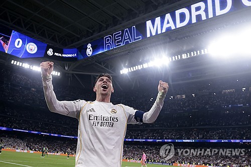 페데리코 발베르데가 해트트릭을 폭발한 레알 마드리드가 맨체스터 시티를 안방에서 완파했다. 알바로 아르벨로아 감독이 이끄는 레알 마드리드는 12일(한국시간) 스페인 마드리드의 산티아고 베르나베우에서 열린 2025-2026시즌 유럽축구연맹(UEFA) 챔피언스리그 16강 1차전 홈 경기에서 맨체스터 시티를 상대로 3-0 완승을 거뒀다. 연합뉴스