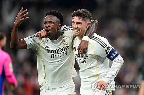 페데리코 발베르데가 해트트릭을 폭발한 레알 마드리드가 맨체스터 시티를 안방에서 완파했다. 알바로 아르벨로아 감독이 이끄는 레알 마드리드는 12일(한국시간) 스페인 마드리드의 산티아고 베르나베우에서 열린 2025-2026시즌 유럽축구연맹(UEFA) 챔피언스리그 16강 1차전 홈 경기에서 맨체스터 시티를 상대로 3-0 완승을 거뒀다. 연합뉴스