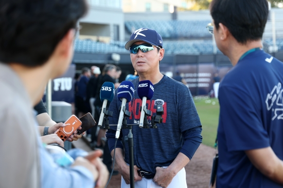 2026 WBC 8강전을 앞둔 한국 야구대표팀이 부상으로 이탈한 손주영(LG 트윈스)의 대체 선수 없이 8강 토너먼트에 나선다. 합류할 것으로 보였던 한국계 빅리거 불펜 투수 라일리 오브라이언(세인트루이스 카디널스)의 대표팀 합류는 무산됐다. 류지현 대표팀 감독은 12일 미국 플로리다주 마이애미 FIU 베이스볼 스타디움에서 공식 훈련을 마치고 취재진과 만나 '오브라이언과 1라운드 종료 후 합류 여부를 소통했고, 오늘 연락 받았다. 현재 몸 상태로는 대표팀에 합류하기가 어렵다는 입장을 전해왔다'고 밝혔다. 강속구 투수 오브라이언은 당초 대표팀의 마무리를 거론됐으나 지난 달 중순 불펜 투구 도중 오른쪽 종아리 근육에 통증을 느껴 엔트리에서 제외됐다. 한 달 만에 다시 합류할 기회가 열리는 듯했으나 이뤄지지 않았다. 연합뉴스