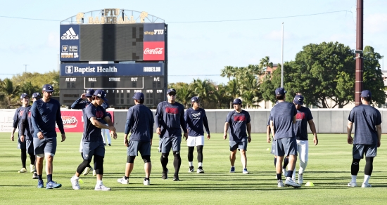 2026 WBC 8강전을 앞둔 한국 야구대표팀이 부상으로 이탈한 손주영(LG 트윈스)의 대체 선수 없이 8강 토너먼트에 나선다. 합류할 것으로 보였던 한국계 빅리거 불펜 투수 라일리 오브라이언(세인트루이스 카디널스)의 대표팀 합류는 무산됐다. 류지현 대표팀 감독은 12일 미국 플로리다주 마이애미 FIU 베이스볼 스타디움에서 공식 훈련을 마치고 취재진과 만나 '오브라이언과 1라운드 종료 후 합류 여부를 소통했고, 오늘 연락 받았다. 현재 몸 상태로는 대표팀에 합류하기가 어렵다는 입장을 전해왔다'고 밝혔다. 강속구 투수 오브라이언은 당초 대표팀의 마무리를 거론됐으나 지난 달 중순 불펜 투구 도중 오른쪽 종아리 근육에 통증을 느껴 엔트리에서 제외됐다. 한 달 만에 다시 합류할 기회가 열리는 듯했으나 이뤄지지 않았다. 연합뉴스