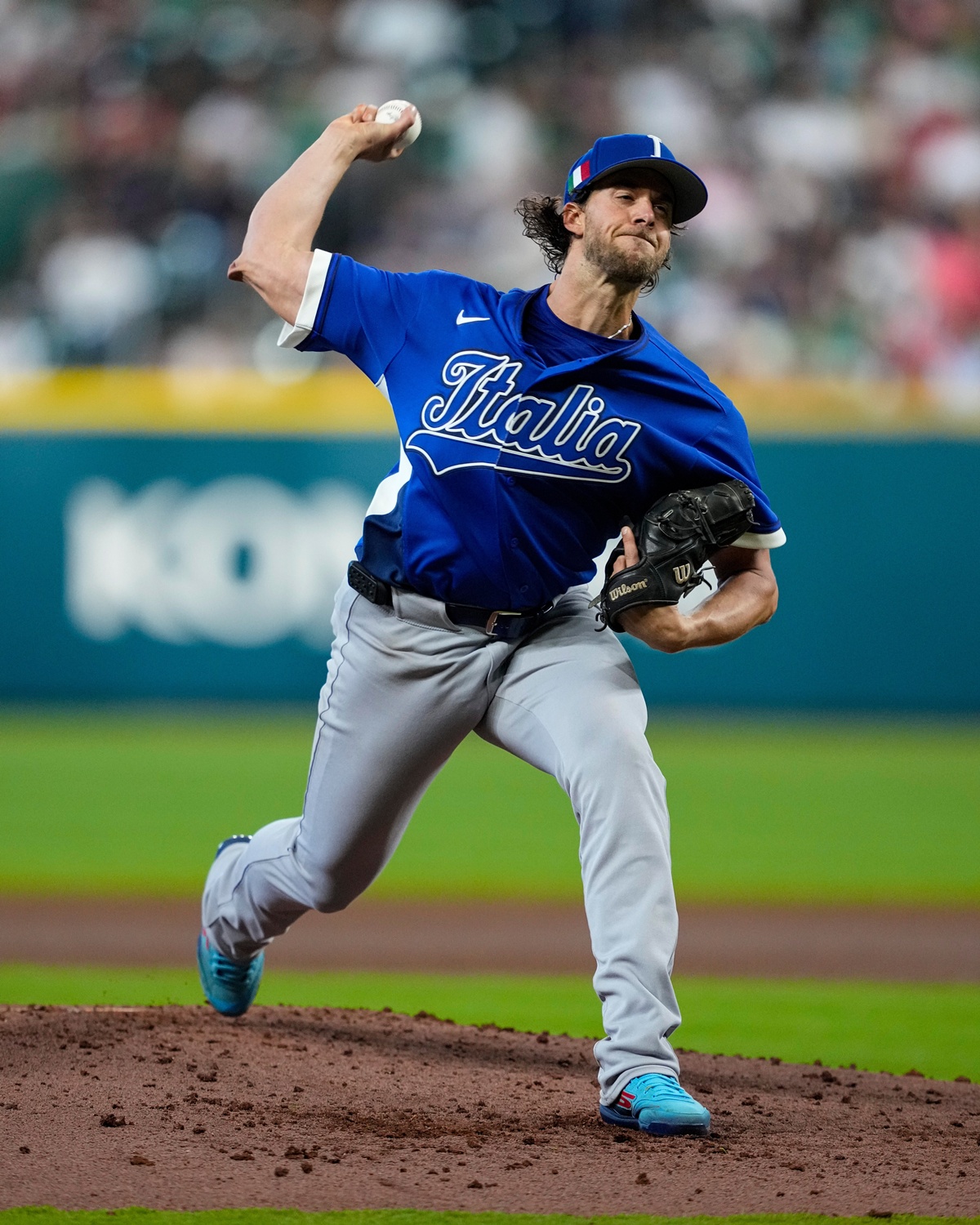 2026 월드베이스볼클래식(WBC) 돌풍의 팀 이탈리아가 멕시코마저 완파하고 조별리그 전승을 거뒀다. 이탈리아는 12일 미국 텍사스주 휴스턴 다이킨파크에서 열린 2026 WBC B조 멕시코와 최종전에서 9-1로 대승했다. 종주국 미국과 강국 멕시코, 여기에 영국과 브라질을 잠재운 이탈리아는 4전 전승으로 B조 1위를 확정했다. 전날 이탈리아에 충격패한 뒤 탈락 위기에 몰려 초조한 심정으로 이탈리아-멕시코전을 지켜봤던 미국도 2위로 8강에 올랐다. 연합뉴스