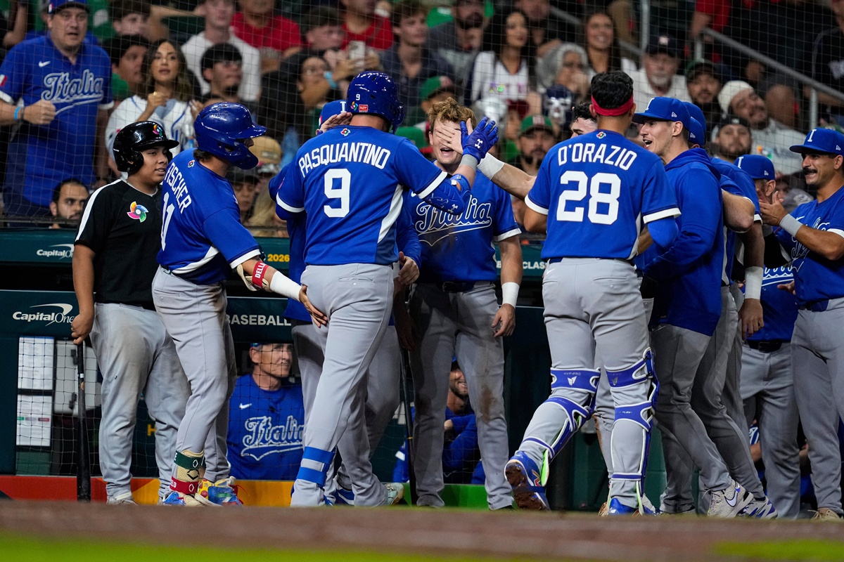 2026 월드베이스볼클래식(WBC) 돌풍의 팀 이탈리아가 멕시코마저 완파하고 조별리그 전승을 거뒀다. 이탈리아는 12일 미국 텍사스주 휴스턴 다이킨파크에서 열린 2026 WBC B조 멕시코와 최종전에서 9-1로 대승했다. 종주국 미국과 강국 멕시코, 여기에 영국과 브라질을 잠재운 이탈리아는 4전 전승으로 B조 1위를 확정했다. 전날 이탈리아에 충격패한 뒤 탈락 위기에 몰려 초조한 심정으로 이탈리아-멕시코전을 지켜봤던 미국도 2위로 8강에 올랐다. 연합뉴스