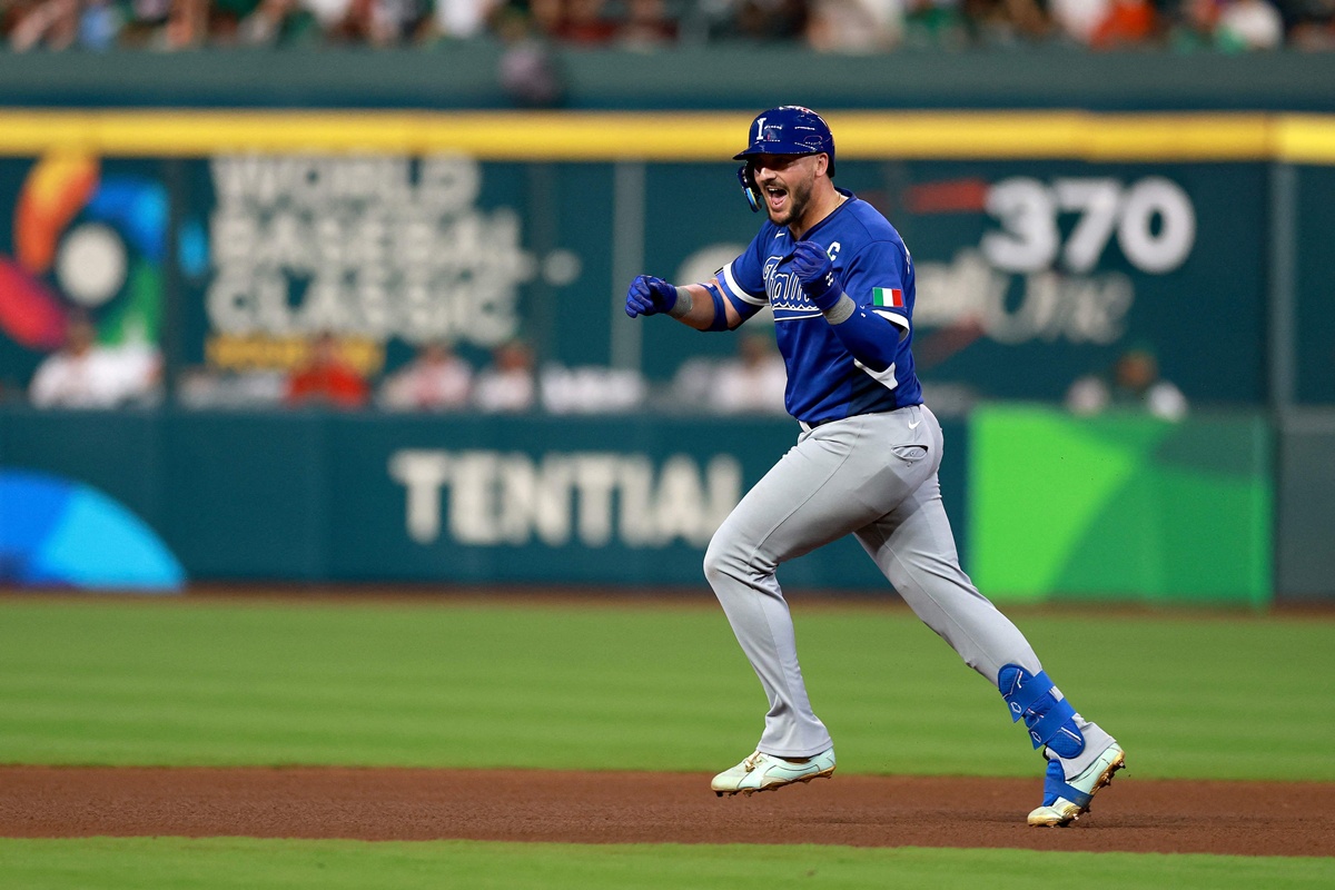 2026 월드베이스볼클래식(WBC) 돌풍의 팀 이탈리아가 멕시코마저 완파하고 조별리그 전승을 거뒀다. 이탈리아는 12일 미국 텍사스주 휴스턴 다이킨파크에서 열린 2026 WBC B조 멕시코와 최종전에서 9-1로 대승했다. 종주국 미국과 강국 멕시코, 여기에 영국과 브라질을 잠재운 이탈리아는 4전 전승으로 B조 1위를 확정했다. 전날 이탈리아에 충격패한 뒤 탈락 위기에 몰려 초조한 심정으로 이탈리아-멕시코전을 지켜봤던 미국도 2위로 8강에 올랐다. 연합뉴스