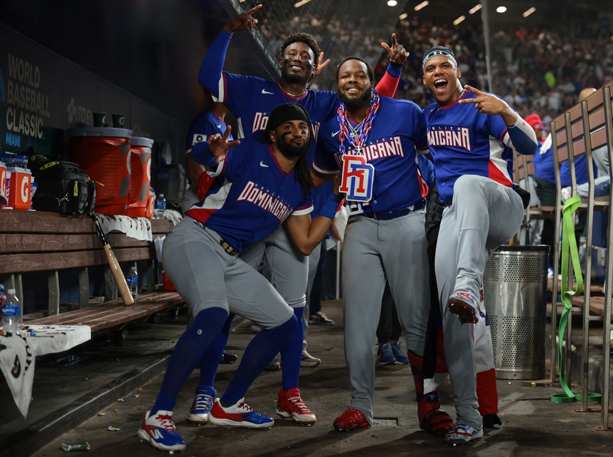 7년 만에 월드베이스볼클래식(WBC) 2라운드 진출에 성공한 '류지현호'의 상대가 정해졌다. 도미니카공화국은 12일 미국 플로리다주 마이애미의 론디포 파크에서 열린 베네수엘라와 2026 WBC D조 조별리그 최종전에서 7-5 승리를 거뒀다. 경기 전 도미니카 공화국과 베네수엘라는 이미 3전 전승으로 8강 진출이 확정된 상태였다. 다만 조 1위가 달려있었기에 마지막 경기까지 포기할 수 없었다. 만약 2위가 된다면 지난 대회 우승국이자 C조 1위 일본과 붙어야 하지만, 1위로 8강에 가면 비교적 약체인 한국과 상대하게 되는 상황이었다. 도미니카공화국은 4-7로 앞서던 9회말 무사 만루 위기를 한 점으로 막아내면서 한국과 만나게 됐다. 연합뉴스