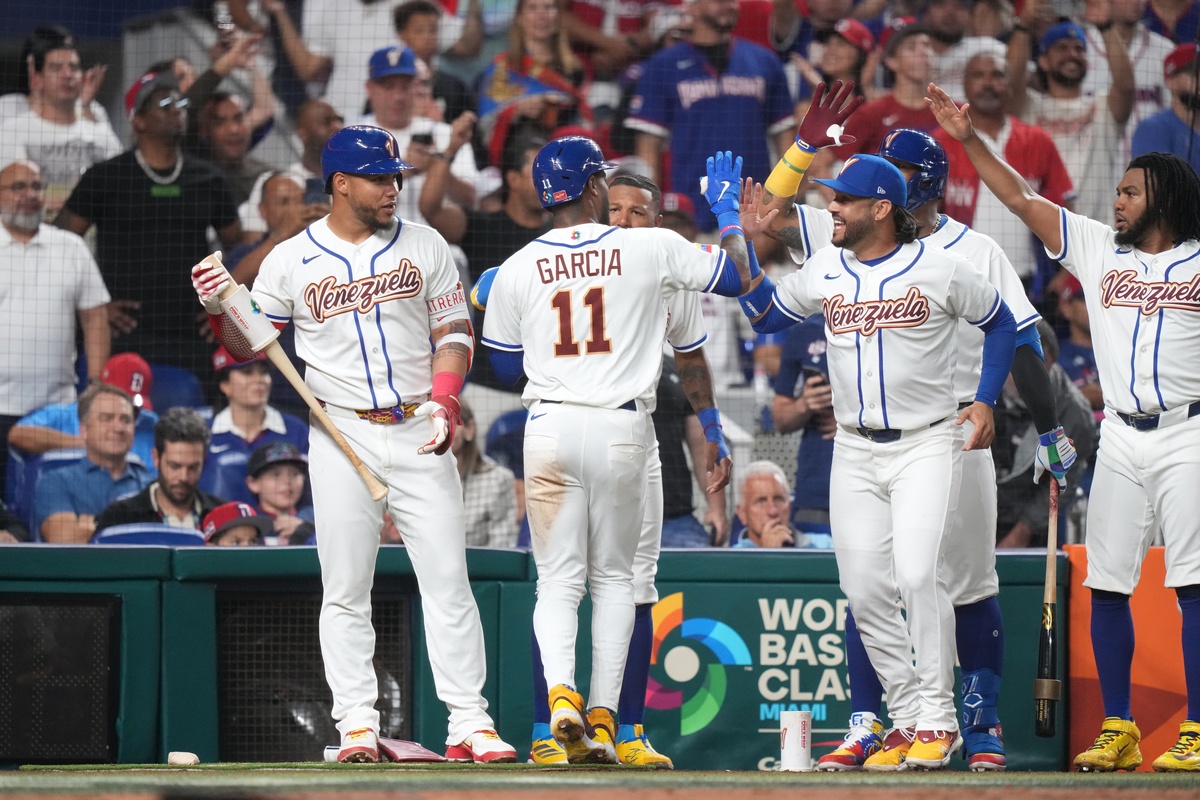 7년 만에 월드베이스볼클래식(WBC) 2라운드 진출에 성공한 '류지현호'의 상대가 정해졌다. 도미니카공화국은 12일 미국 플로리다주 마이애미의 론디포 파크에서 열린 베네수엘라와 2026 WBC D조 조별리그 최종전에서 7-5 승리를 거뒀다. 경기 전 도미니카 공화국과 베네수엘라는 이미 3전 전승으로 8강 진출이 확정된 상태였다. 다만 조 1위가 달려있었기에 마지막 경기까지 포기할 수 없었다. 만약 2위가 된다면 지난 대회 우승국이자 C조 1위 일본과 붙어야 하지만, 1위로 8강에 가면 비교적 약체인 한국과 상대하게 되는 상황이었다. 도미니카공화국은 4-7로 앞서던 9회말 무사 만루 위기를 한 점으로 막아내면서 한국과 만나게 됐다. 연합뉴스