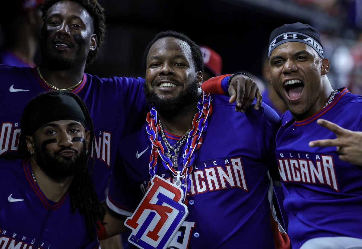 7년 만에 월드베이스볼클래식(WBC) 2라운드 진출에 성공한 '류지현호'의 상대가 정해졌다. 도미니카공화국은 12일 미국 플로리다주 마이애미의 론디포 파크에서 열린 베네수엘라와 2026 WBC D조 조별리그 최종전에서 7-5 승리를 거뒀다. 경기 전 도미니카 공화국과 베네수엘라는 이미 3전 전승으로 8강 진출이 확정된 상태였다. 다만 조 1위가 달려있었기에 마지막 경기까지 포기할 수 없었다. 만약 2위가 된다면 지난 대회 우승국이자 C조 1위 일본과 붙어야 하지만, 1위로 8강에 가면 비교적 약체인 한국과 상대하게 되는 상황이었다. 도미니카공화국은 4-7로 앞서던 9회말 무사 만루 위기를 한 점으로 막아내면서 한국과 만나게 됐다. 연합뉴스