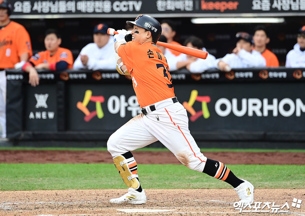 지난 9일 팀 자체 청백전에서 홈런을 기록한 한화 이글스 베테랑 타자 손아섭. 사진 엑스포츠뉴스 DB