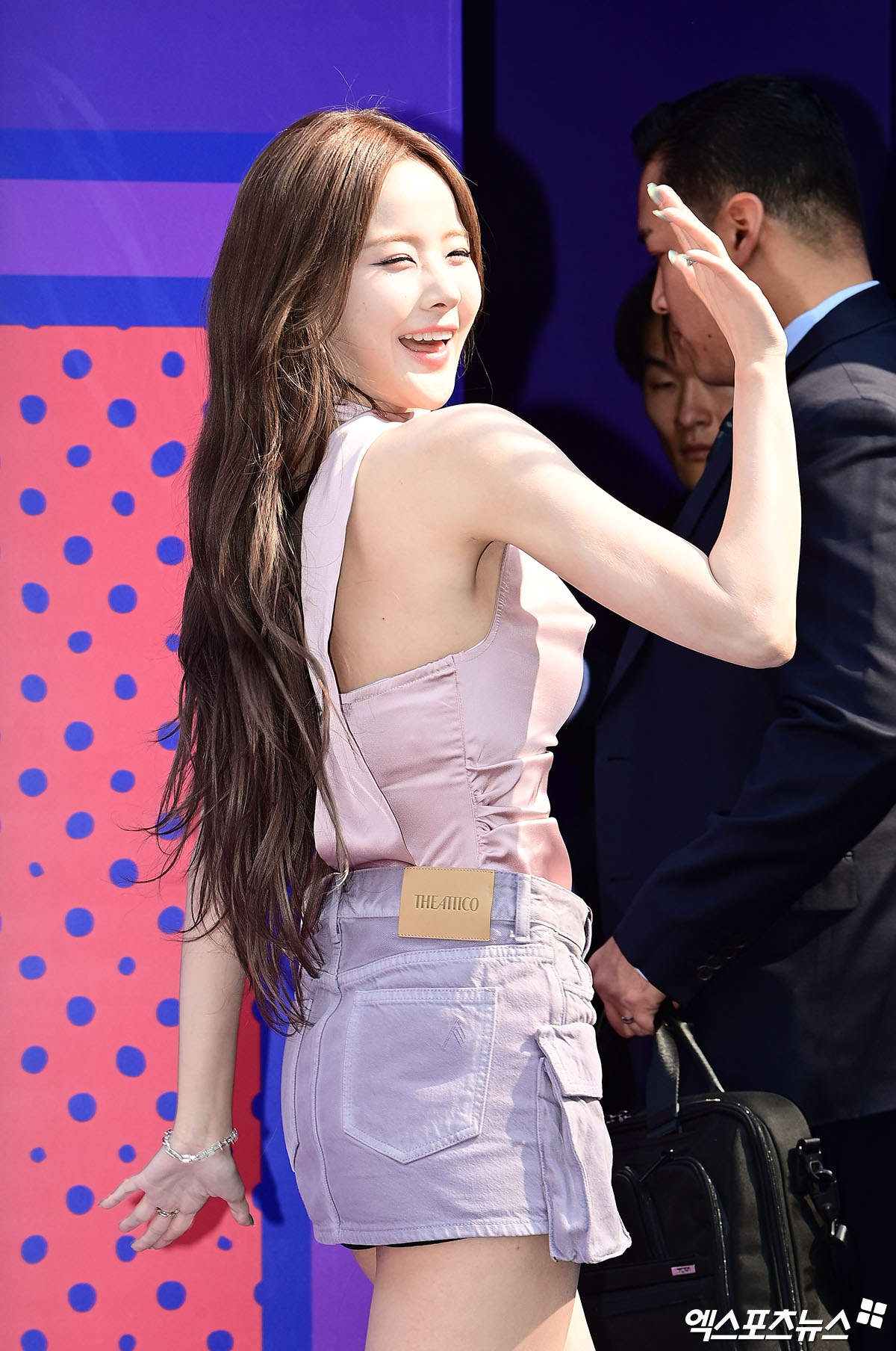 화사한 미소 남기고