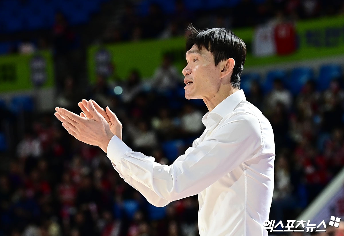 원주 DB 김주성 감독이 선수들을 격려하는 장면