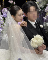 제니 결혼…훈남 신랑 얼굴도 공개 "6년 5개월 만나"
