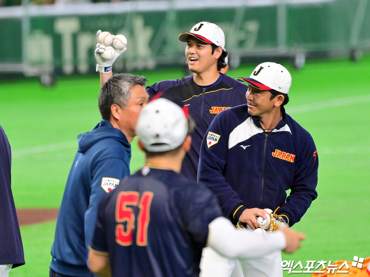6일 오후 일본 도쿄돔에서 열린 2026 월드베이스볼클래식(WBC) C조 대만과 일본의 경기, 일본 오타니가 타격훈련을 마친 후 공을 정리하고 있다. 엑스포츠뉴스 DB