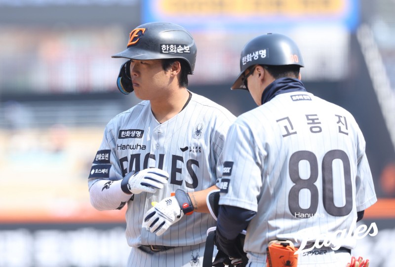  '100억 거포' 강백호가 한화 이글스 유니폼을 입고 대전 홈 팬들 앞에서 첫 홈런포를 쏘아 올렸다. 강백호는 13일 대전 한화생명 볼파크에서 열린 2026 KBO 시범경기에 3번 지명타자로 선발출전, 삼성 라이온즈를 상대로 홈런을 기록했다. 강백호는 이날 1회말 첫 타석은 중견수 뜬공, 4회말 두 번째 타석은 헛스윙 삼진으로 물러났다. 지난 12일 시범경기 개막전에서 3타수 1안타로 나쁘지 않은 타격감을 보여줬던 가운데 이튿날에는 게임 초반 방망이가 힘차게 돌지 않았다. 그러나 세 번째 타석에서 침묵을 깼다. 한화가 2-2로 팽팽하게 맞선 6회말 선두타자로 나와 삼성 우완 이승현을 상대로 우측 담장 넘어가는 솔로 홈런을 터트렸다. 한화 이글스