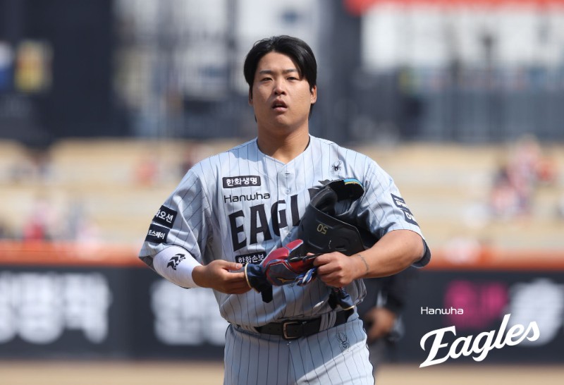  '100억 거포' 강백호가 한화 이글스 유니폼을 입고 대전 홈 팬들 앞에서 첫 홈런포를 쏘아 올렸다. 강백호는 13일 대전 한화생명 볼파크에서 열린 2026 KBO 시범경기에 3번 지명타자로 선발출전, 삼성 라이온즈를 상대로 홈런을 기록했다. 강백호는 이날 1회말 첫 타석은 중견수 뜬공, 4회말 두 번째 타석은 헛스윙 삼진으로 물러났다. 지난 12일 시범경기 개막전에서 3타수 1안타로 나쁘지 않은 타격감을 보여줬던 가운데 이튿날에는 게임 초반 방망이가 힘차게 돌지 않았다. 그러나 세 번째 타석에서 침묵을 깼다. 한화가 2-2로 팽팽하게 맞선 6회말 선두타자로 나와 삼성 우완 이승현을 상대로 우측 담장 넘어가는 솔로 홈런을 터트렸다. 한화 이글스