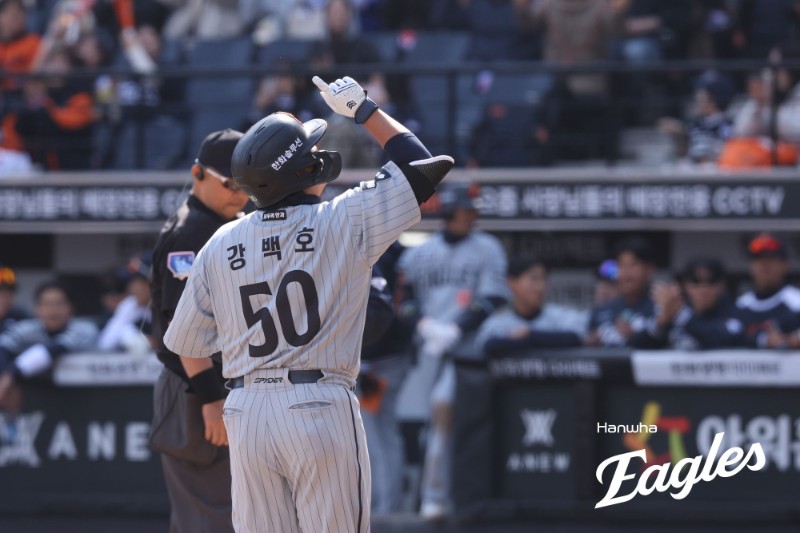한화는 13일 대전 한화생명 볼파크에서 열린 삼성 라이온즈와의 2026 KBO 시범경기 2차전에서 3-2로 이겼다. 전날 투수진의 집단 난조 속에 3-12로 패했던 아쉬움을 깨끗하게 씻어냈다. 한화는 이날 선발투수로 출격한 3년차 좌완 영건 황준서가 3이닝 2피안타 2탈삼진 1실점으로 제 몫을 해줬다. 박준영과 권민규, 박상원, 이민우, 김서현이 나란히 1이닝 무실점으로 삼성 타선을 잠재웠다. 타선에서는 요나단 페라자 3타수 1안타, 강백호 3타수 1안타 1홈런 1타점 1득점, 채은성 3타수 1안타 1득점, 하주석 3타수 1안타 1타점, 허인서 3타수 2안타 1홈런 1타점 1득점, 심우준 3타수 1안타 등으로 고른 활약을 해줬다. 삼성에선 김지찬(3타수 2안타), 김성윤(3타수 1안타), 이성규(3타수 2안타 1홈런) 등이 타격감을 뽐냈다. 한화 이글스