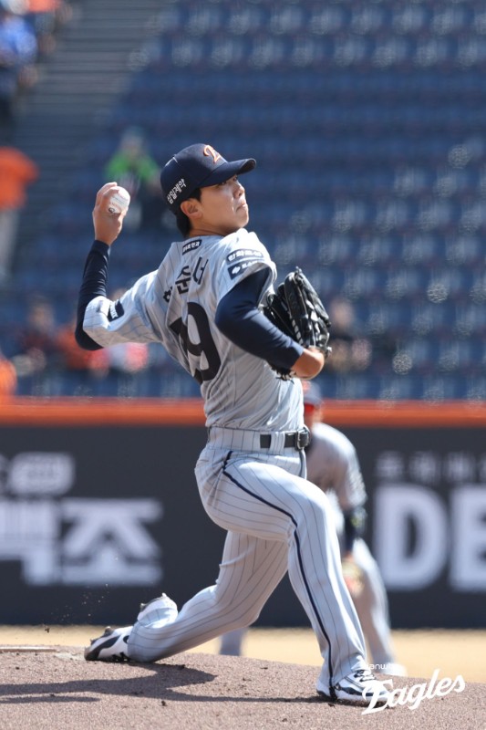 한화는 13일 대전 한화생명 볼파크에서 열린 삼성 라이온즈와의 2026 KBO 시범경기 2차전에서 3-2로 이겼다. 전날 투수진의 집단 난조 속에 3-12로 패했던 아쉬움을 깨끗하게 씻어냈다. 한화는 이날 선발투수로 출격한 3년차 좌완 영건 황준서가 3이닝 2피안타 2탈삼진 1실점으로 제 몫을 해줬다. 박준영과 권민규, 박상원, 이민우, 김서현이 나란히 1이닝 무실점으로 삼성 타선을 잠재웠다. 타선에서는 요나단 페라자 3타수 1안타, 강백호 3타수 1안타 1홈런 1타점 1득점, 채은성 3타수 1안타 1득점, 하주석 3타수 1안타 1타점, 허인서 3타수 2안타 1홈런 1타점 1득점, 심우준 3타수 1안타 등으로 고른 활약을 해줬다. 삼성에선 김지찬(3타수 2안타), 김성윤(3타수 1안타), 이성규(3타수 2안타 1홈런) 등이 타격감을 뽐냈다. 한화 이글스