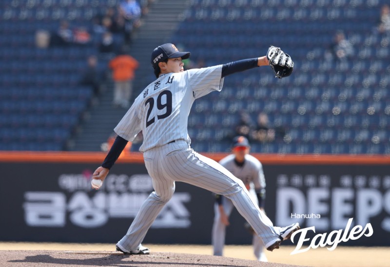 한화는 13일 대전 한화생명 볼파크에서 열린 삼성 라이온즈와의 2026 KBO 시범경기 2차전에서 3-2로 이겼다. 전날 투수진의 집단 난조 속에 3-12로 패했던 아쉬움을 깨끗하게 씻어냈다. 한화는 이날 선발투수로 출격한 3년차 좌완 영건 황준서가 3이닝 2피안타 2탈삼진 1실점으로 제 몫을 해줬다. 박준영과 권민규, 박상원, 이민우, 김서현이 나란히 1이닝 무실점으로 삼성 타선을 잠재웠다. 타선에서는 요나단 페라자 3타수 1안타, 강백호 3타수 1안타 1홈런 1타점 1득점, 채은성 3타수 1안타 1득점, 하주석 3타수 1안타 1타점, 허인서 3타수 2안타 1홈런 1타점 1득점, 심우준 3타수 1안타 등으로 고른 활약을 해줬다. 삼성에선 김지찬(3타수 2안타), 김성윤(3타수 1안타), 이성규(3타수 2안타 1홈런) 등이 타격감을 뽐냈다. 한화 이글스