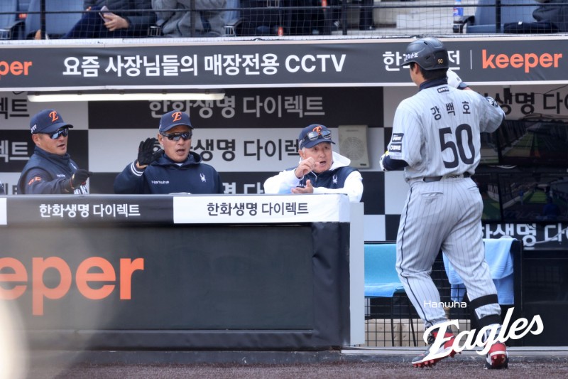 한화는 13일 대전 한화생명 볼파크에서 열린 삼성 라이온즈와의 2026 KBO 시범경기 2차전에서 3-2로 이겼다. 전날 투수진의 집단 난조 속에 3-12로 패했던 아쉬움을 깨끗하게 씻어냈다. 한화는 이날 선발투수로 출격한 3년차 좌완 영건 황준서가 3이닝 2피안타 2탈삼진 1실점으로 제 몫을 해줬다. 박준영과 권민규, 박상원, 이민우, 김서현이 나란히 1이닝 무실점으로 삼성 타선을 잠재웠다. 타선에서는 요나단 페라자 3타수 1안타, 강백호 3타수 1안타 1홈런 1타점 1득점, 채은성 3타수 1안타 1득점, 하주석 3타수 1안타 1타점, 허인서 3타수 2안타 1홈런 1타점 1득점, 심우준 3타수 1안타 등으로 고른 활약을 해줬다. 삼성에선 김지찬(3타수 2안타), 김성윤(3타수 1안타), 이성규(3타수 2안타 1홈런) 등이 타격감을 뽐냈다. 한화 이글스